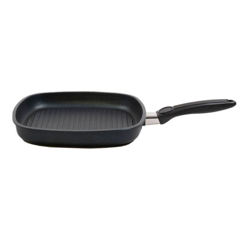 Sartén grill cuadrada antiadherente con mango largo sobre fondo blanco, con titanio antiadherente para cocinar sin esfuerzo.