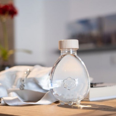 Botella de agua vegetal - Vitbot en lo alto de una mesa