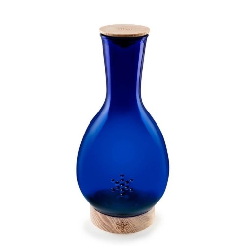 Base de madera con la Jarra Fruit of Life de Vitbot colocada encima