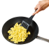 cocinando con la espátula perforada de silicona platino - Lurch