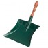 Recogedor de mano verde de acero y madera Redecker.