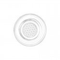 Un patrón geométrico circular plateado sobre un fondo blanco con un toque de tapón de madera.
