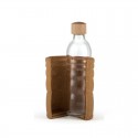 Botella de cristal con tapón de madera en estuche protector marrón.
