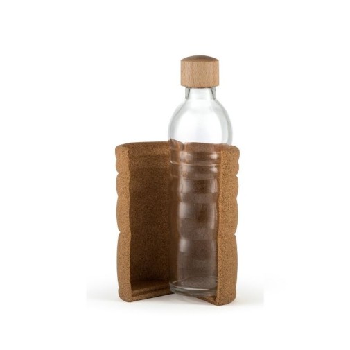 Botella de cristal con tapón de madera en estuche protector marrón.