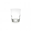 Un vaso de cristal transparente hecho a mano con una curva sutil sobre un fondo blanco.