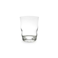 Un vaso de cristal transparente hecho a mano con una curva sutil sobre un fondo blanco.