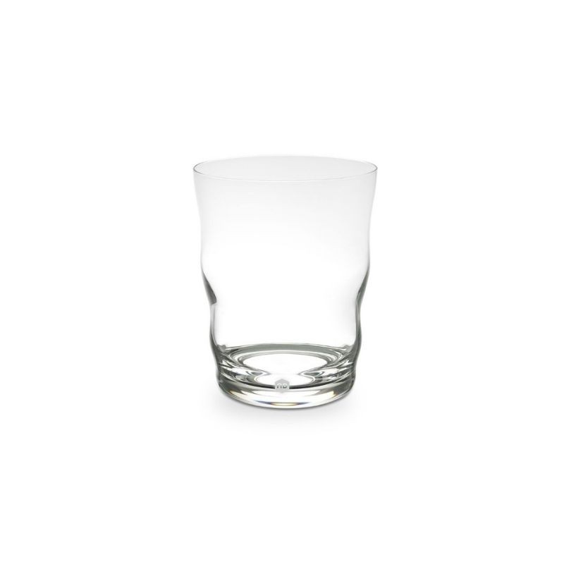 Un vaso de cristal transparente hecho a mano con una curva sutil sobre un fondo blanco.