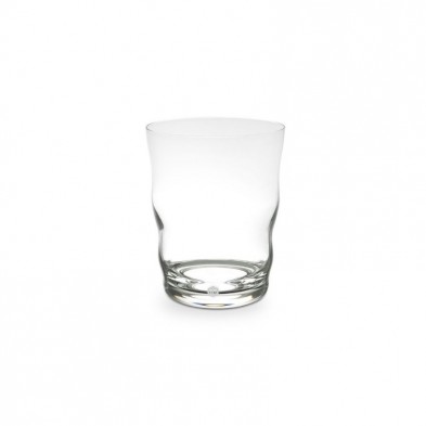 Un vaso de cristal transparente hecho a mano con una curva sutil sobre un fondo blanco.