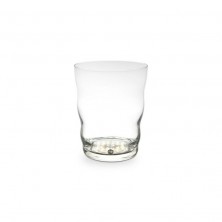 Diseño de la naturaleza: Un vaso de vidrio transparente sobre un fondo blanco.