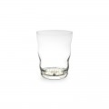 Diseño de la naturaleza: Un vaso de vidrio transparente sobre un fondo blanco.