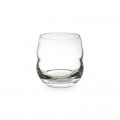 Un vaso transparente con un diseño redondeado y ondulado encarna la elegancia de la proporción áurea.