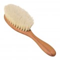 Cepillo de madera para bebé con cerdas suaves y naturales. Ideal para un cepillado delicado.