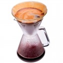 Cafetera de goteo de vidrio Brasil Trendglas Jena en uso.