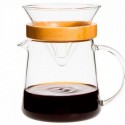 Cafetera de goteo de vidrio con soporte de bambú y café preparado.