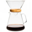 Cafetera de goteo de vidrio con aro de bambú y capacidad para 10 tazas de café.