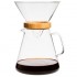 Cafetera de goteo de vidrio con aro de bambú y capacidad para 10 tazas de café.