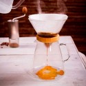 haciendo café en la cafetera de goteo Bari
