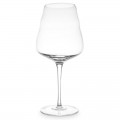 Copa de vino tinto elegante y de forma única, con un contorno ondulado y un tallo largo.