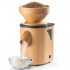 Molino de harina Mockmill Professional 200 con grano y harina fresca.