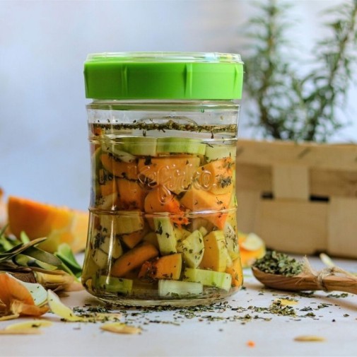 Tarro de fermentación Veggie Fermenter de Kefirko con verduras y hierbas.