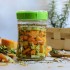 Tarro de fermentación Veggie Fermenter de Kefirko con verduras y hierbas. Tarro de fermentación Veggie Fermenter de Kefirko con verduras y hierbas.