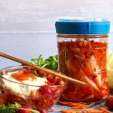 Tarro de fermentación Kefirko con kimchi y verduras frescas.
