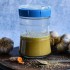Tarro de fermentación Veggie Fermenter de Kefirko con ingredientes alrededor. Tarro de fermentación Veggie Fermenter de Kefirko con ingredientes alrededor.