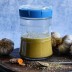 Tarro de fermentación Veggie Fermenter de Kefirko con ingredientes alrededor.