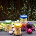 Tarros de fermentación de vegetales Kefirko con verduras frescas.