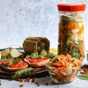 Tarro de fermentación Kefirko con vegetales y aperitivos saludables.
