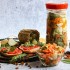 Tarro de fermentación Kefirko con vegetales y aperitivos saludables.