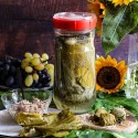 Tarro de fermentación Veggie Fermenter Kefirko con vegetales en su interior.