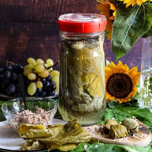 Tarro de fermentación Veggie Fermenter Kefirko con vegetales en su interior.