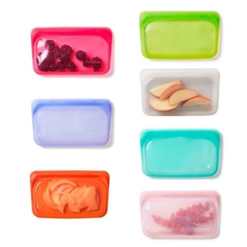 Bolsas de silicona para alimentos, coloridas y reutilizables, con rodajas de frutas y bayas en su interior.
