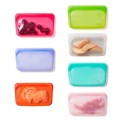 Bolsas de silicona para alimentos, coloridas y reutilizables, con rodajas de frutas y bayas en su interior.