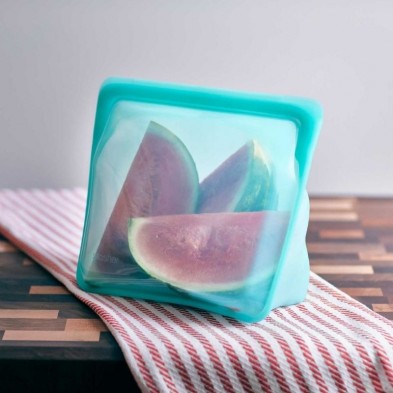 Bolsa Stasher Stand Up grande con sandía en su interior.