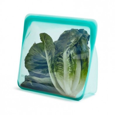 Bolsa Stasher Stand Up grande con lechuga dentro, reutilizable y ecológica.