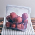 Bolsa Stasher Stand Up grande con frutas dentro sobre una superficie de madera.