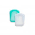 Pack de 2 bolsas de silicona Stasher, una azul y otra blanca.