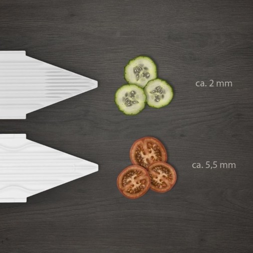 Rodajas de pepino y tomate en cortes iguales sobre un fondo oscuro.
