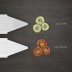 Rodajas de pepino y tomate en cortes iguales sobre un fondo oscuro.