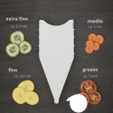 Verduras en rodajas al lado de una Börner Mandolina V5, etiquetadas por grosor: extra fino a grueso.