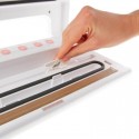 La envasadora al vacío HV100 tiene una guía para cortar recto y precisa las bolsas y rollos de vacío con la cuchilla manual