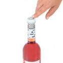abriendo un tapón de vacío de Status para poder usar el vino de la botella