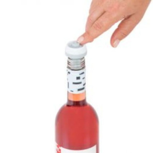 abriendo un tapón de vacío de Status para poder usar el vino de la botella