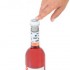 abriendo un tapón de vacío de Status para poder usar el vino de la botella