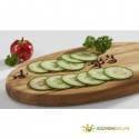 Pepino en rodajas con especias sobre una tabla Börner, pimiento rojo y hierbas de fondo.