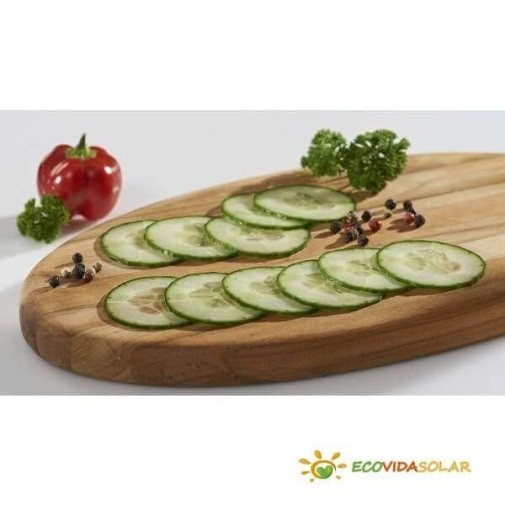 Pepino en rodajas con especias sobre una tabla Börner, pimiento rojo y hierbas de fondo.