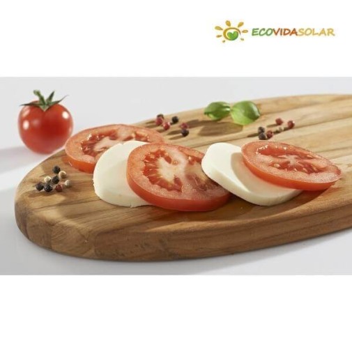 Tomates en rodajas y mozzarella sobre una tabla de madera con Börner-frutas cerca.