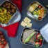 Preparando la comida para llevarla en las Fiambreras herméticas rectangulares con separador de Lurch